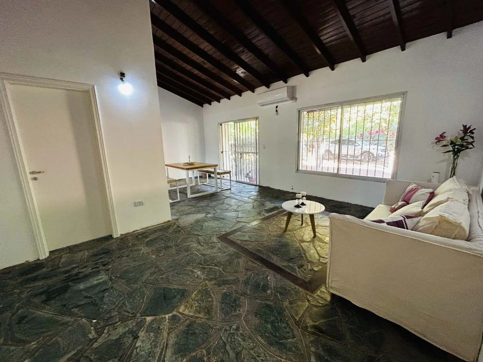 Casa en venta  en Carlos Keen foto 2