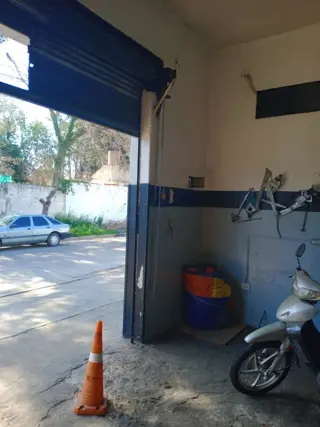 VENTA  de propiedad 2 galpones, casa al fondo, mas amplio departamento 4 ambientes con terraza en primer piso foto 3