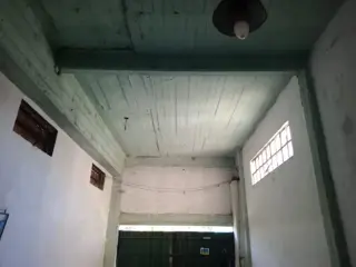 VENTA  de propiedad 2 galpones, casa al fondo, mas amplio departamento 4 ambientes con terraza en primer piso foto 4