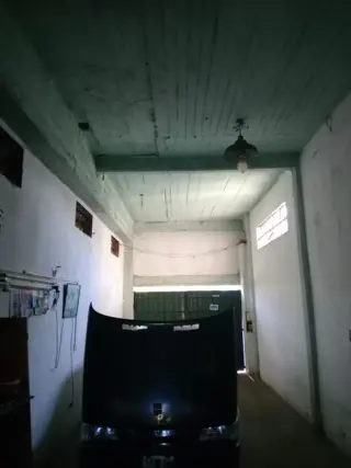VENTA  de propiedad 2 galpones, casa al fondo, mas amplio departamento 4 ambientes con terraza en primer piso foto 5