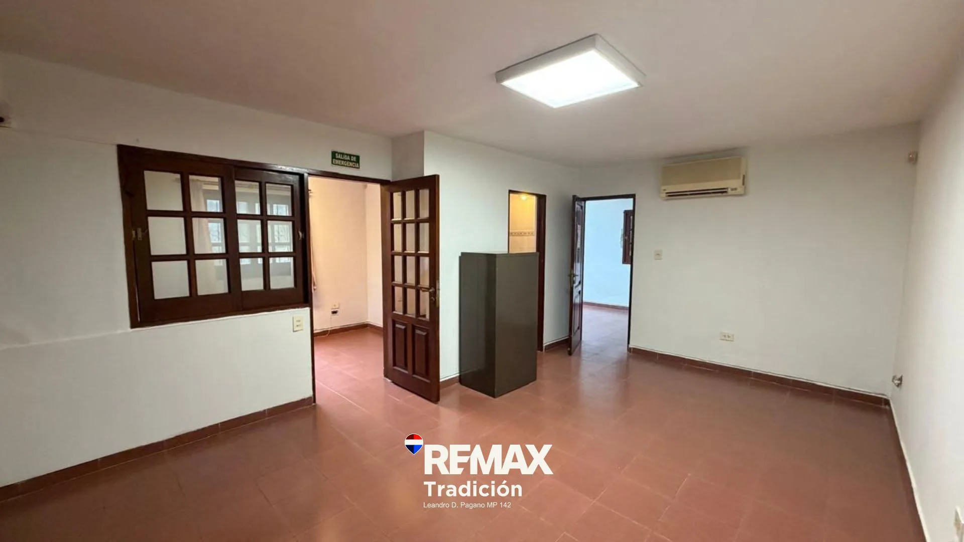Propiedad con Oficinas, Taller y Amplio terreno foto 4