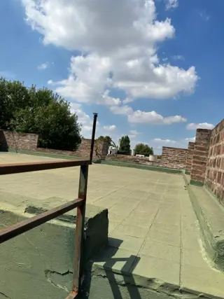CASA CON LOCAL Y 2 PH , LOTE DE 8.66 X 27 MTS , EXC UBICACION MEDIA CUADRA DE AV ESCALADA foto 3