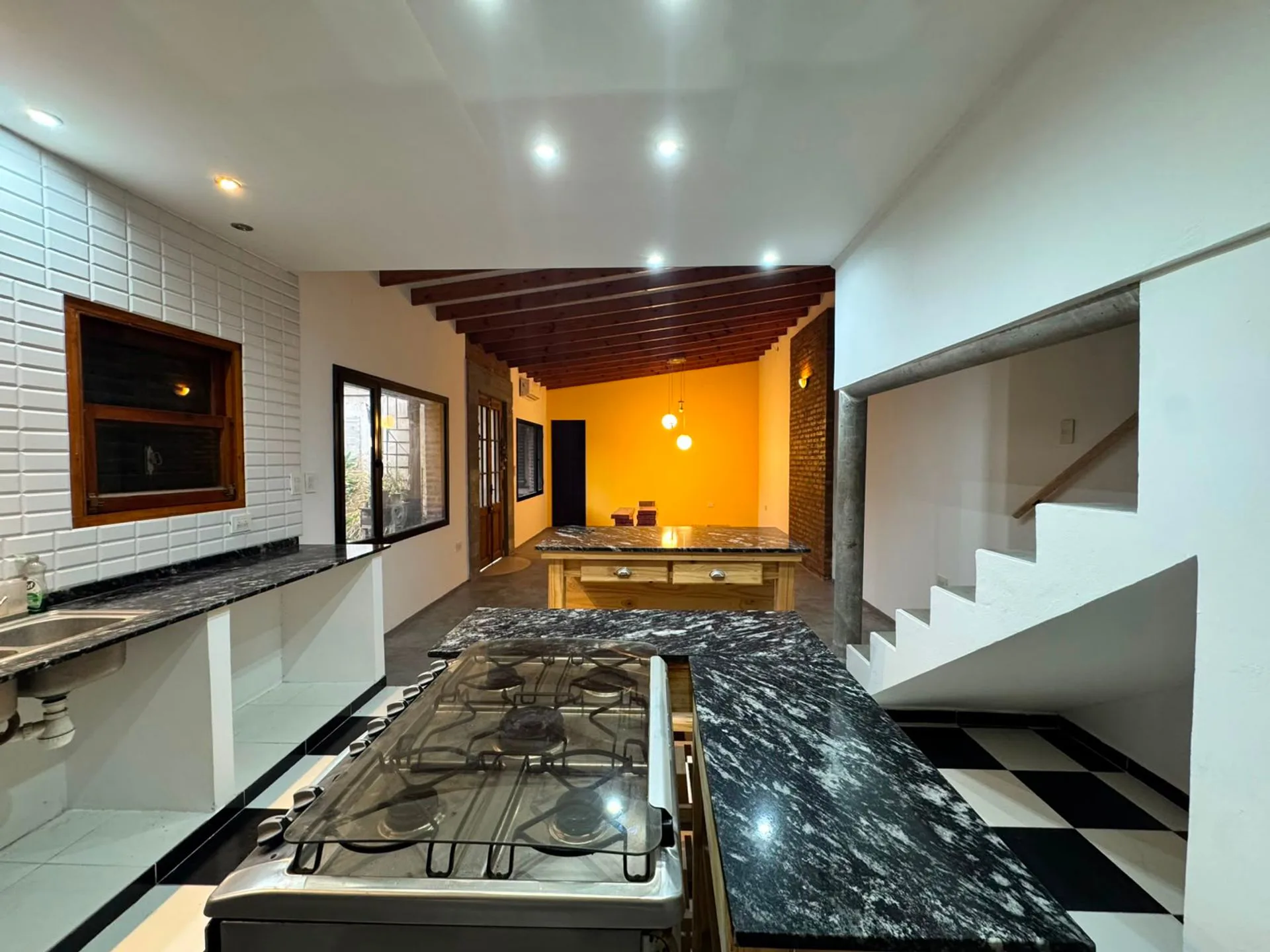 CASA EN VENTA 5 DORMITORIOS CON PARQUE foto 2