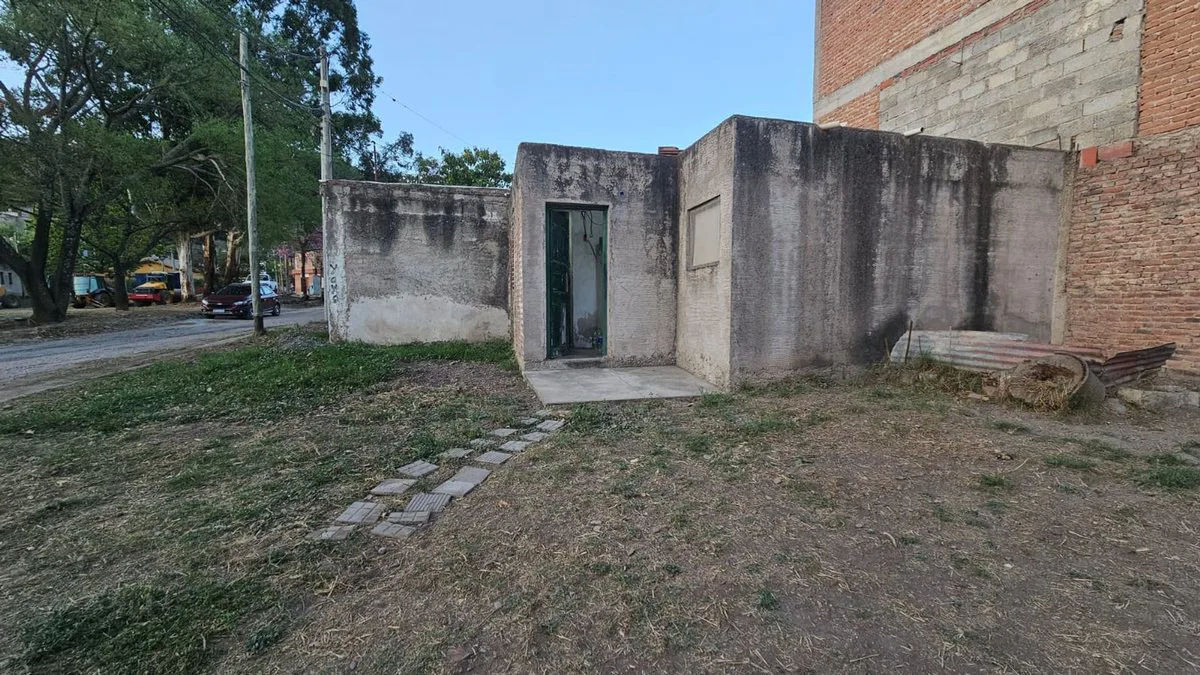 VENTA CASA 2 DORMITORIOS A RECICLAR LOS PERALES foto 2