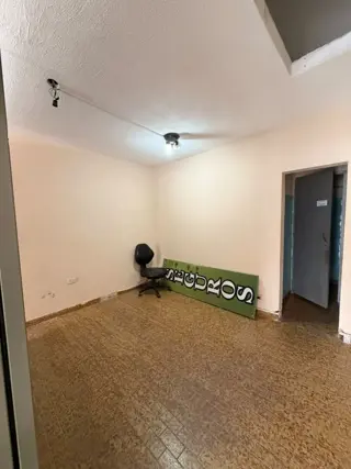 Local comercial sobre Av. Pte Peron de 4 x 10. Excelente ubicacion foto 3