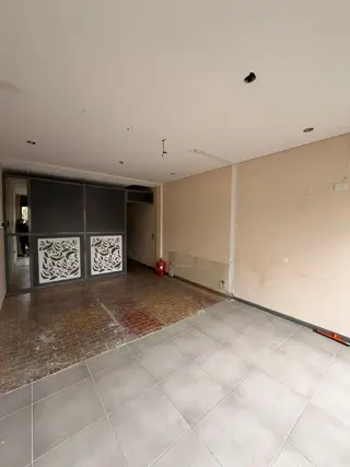 Local comercial sobre Av. Pte Peron de 4 x 10. Excelente ubicacion foto 5