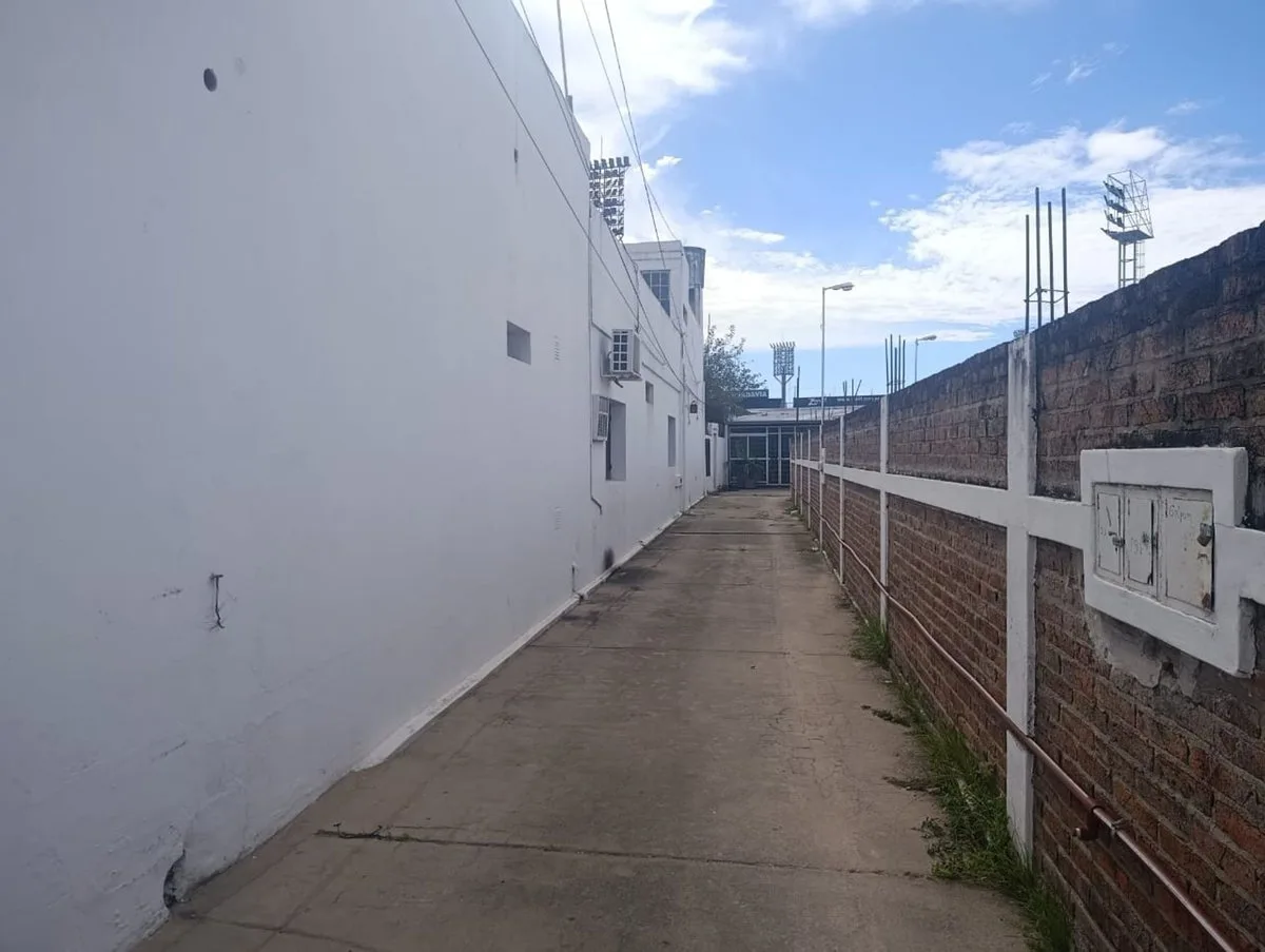 Propiedad con 5 departamentos en Av. Churruarín foto 3
