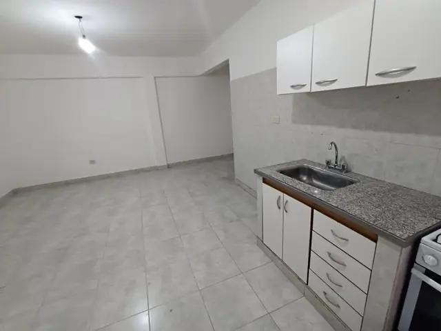 Departamento de dos ambientes c/frente con patio
