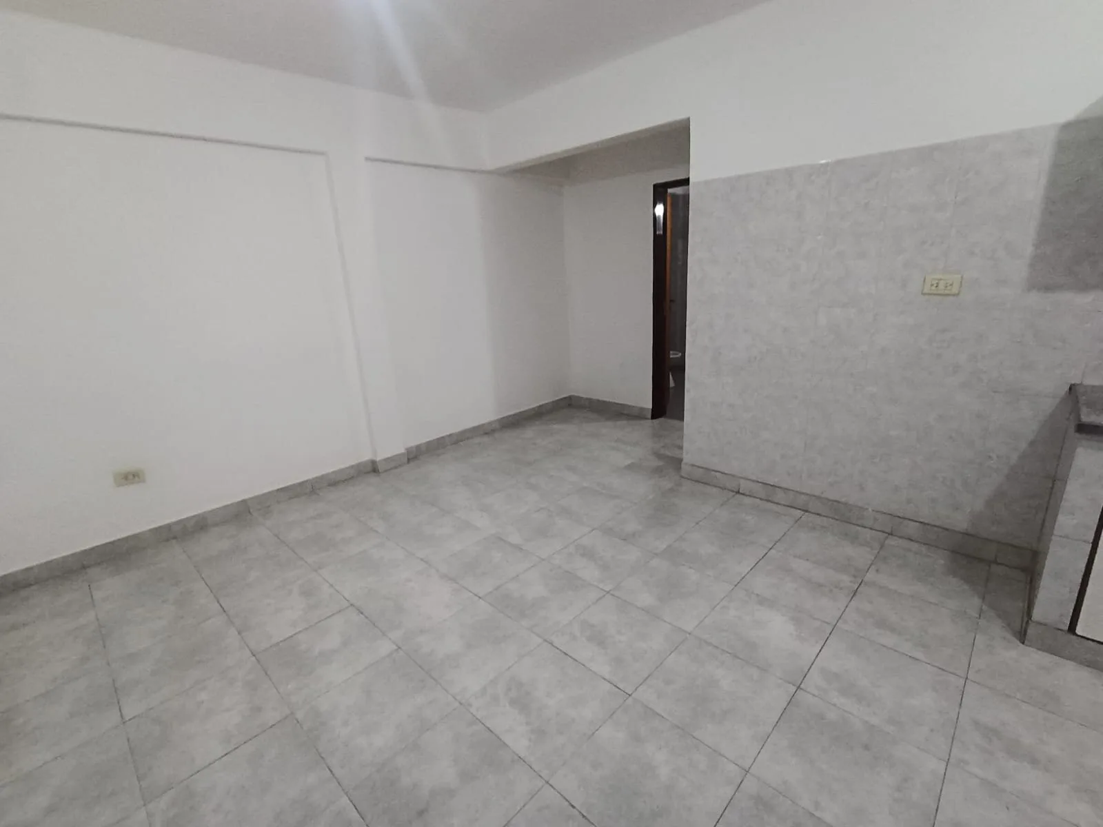 Departamento de dos ambientes c/frente con patio foto 3