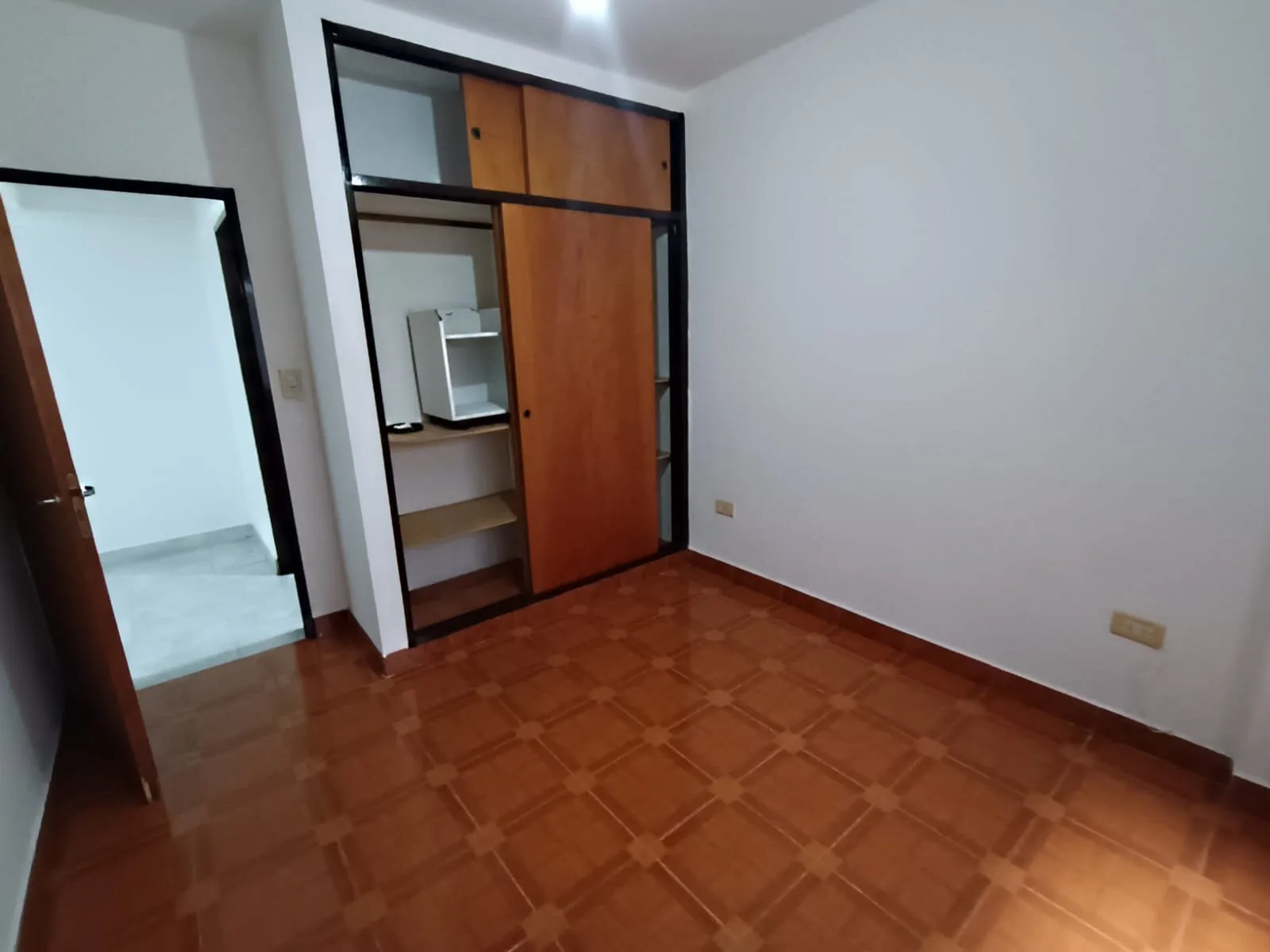 Departamento de dos ambientes c/frente con patio foto 4