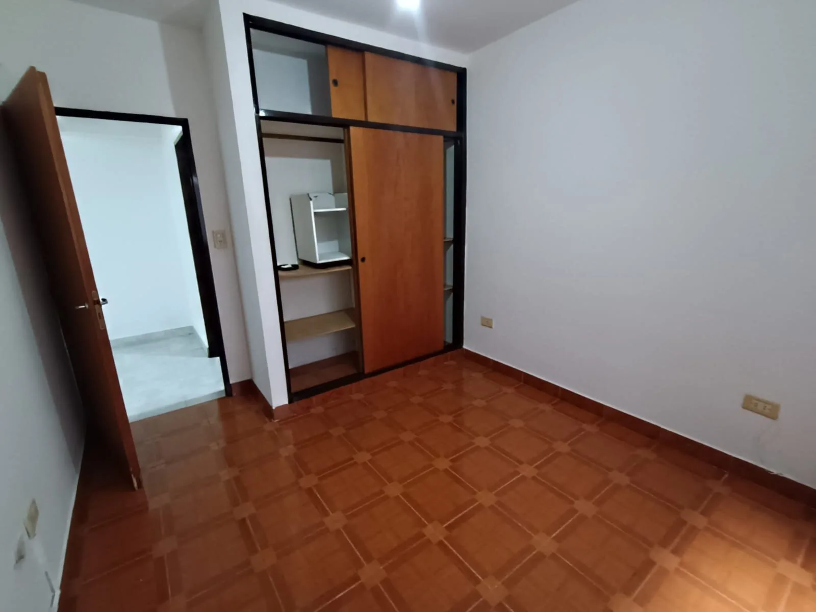 Departamento de dos ambientes c/frente con patio foto 5
