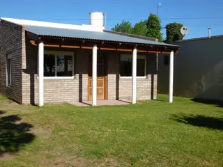 Casa a 6 cuadras del mar y a 12 cuadras de la peatonal, en Monte Hermoso foto 1