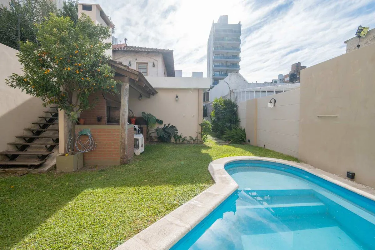 CASA DE CATEGORÍA SOBRE AV. GRAL LOPEZ foto 2