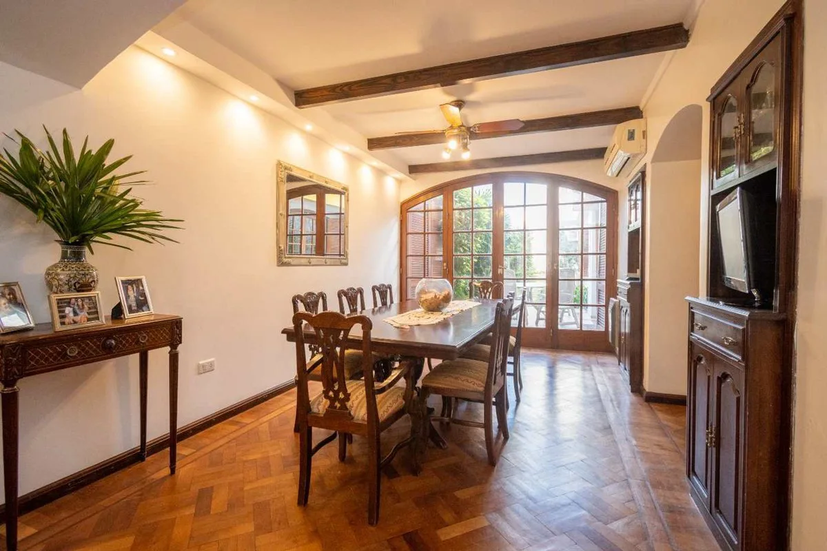 CASA DE CATEGORÍA SOBRE AV. GRAL LOPEZ foto 3