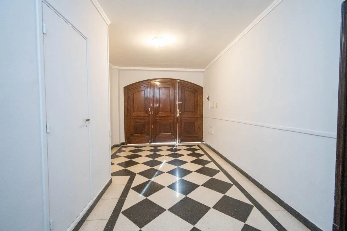 CASA DE CATEGORÍA SOBRE AV. GRAL LOPEZ foto 4