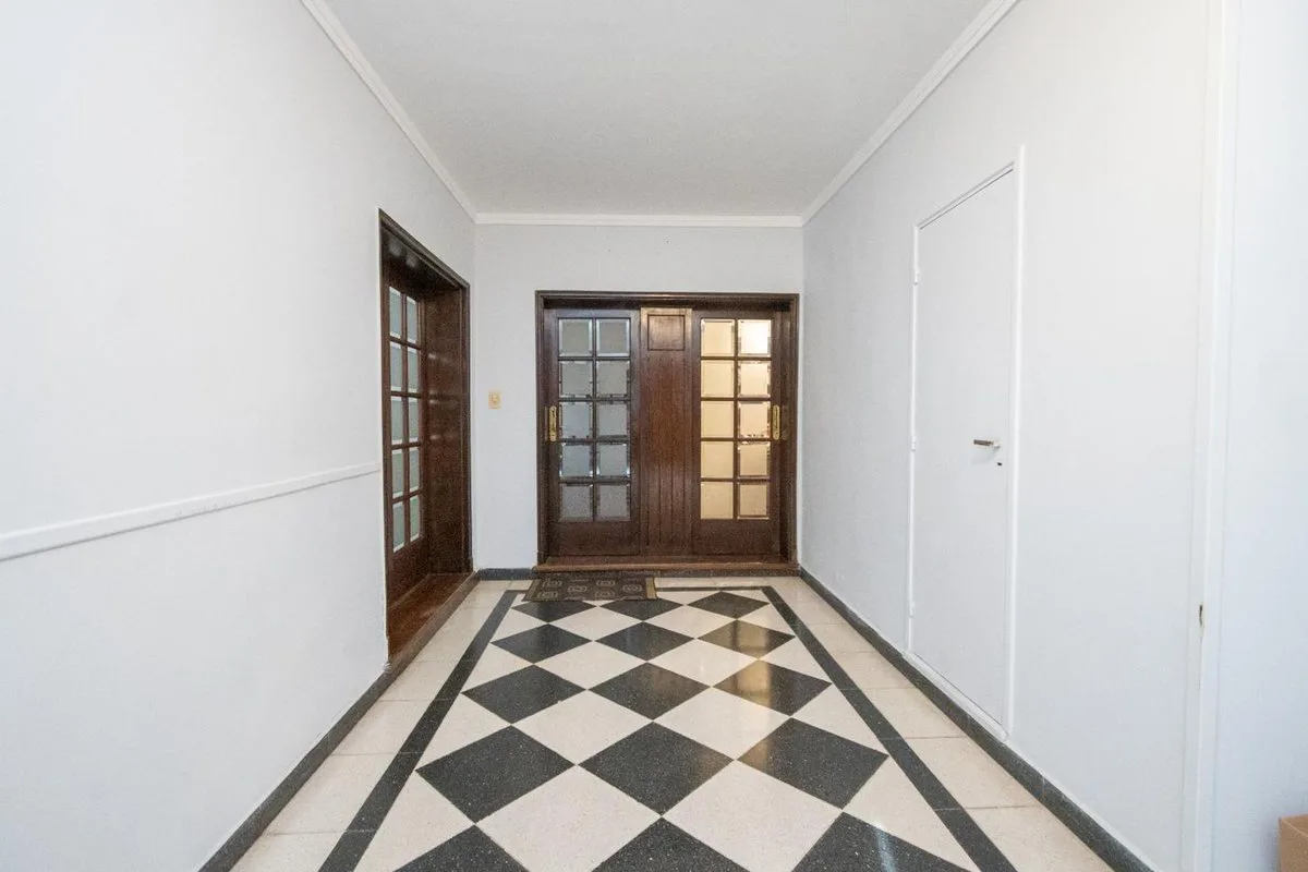CASA DE CATEGORÍA SOBRE AV. GRAL LOPEZ foto 5