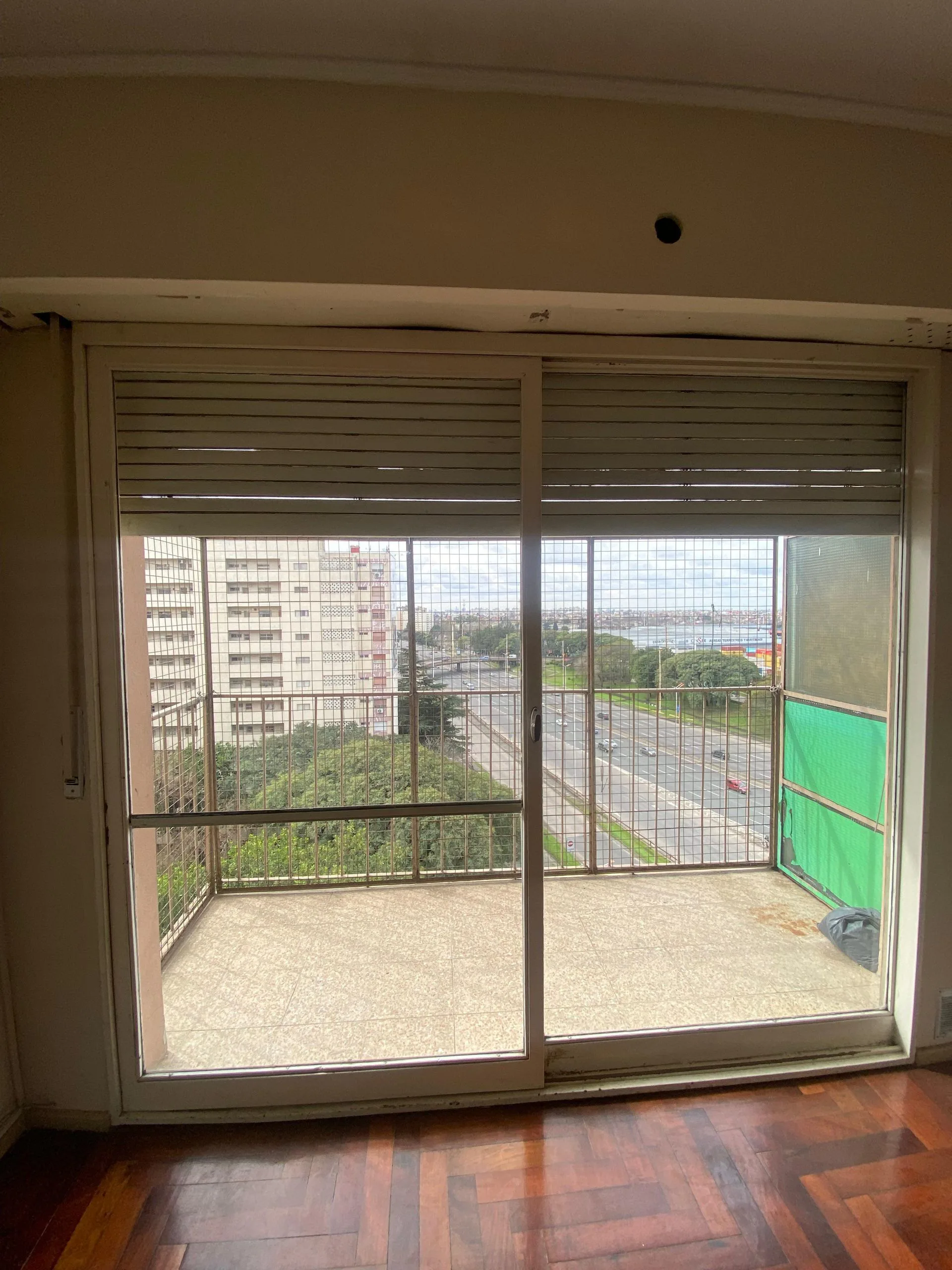 Departamento de 3 Ambientes con cochera. Impecable foto 3