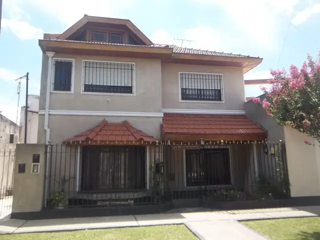 Villa Tesei: Robusta propiedad. Ideal 2 familias.
