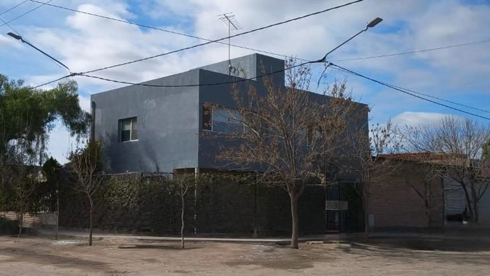 VENTA CASA + MONOAMBIENTE EN CENTENARIO foto 2