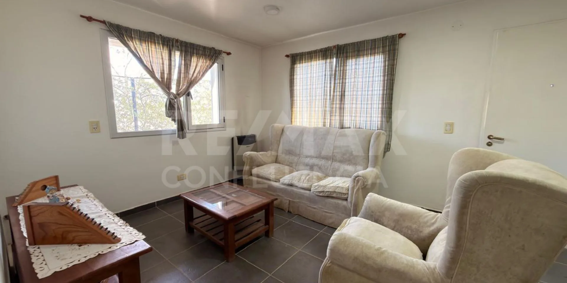 VENTA CASA + MONOAMBIENTE EN CENTENARIO foto 3
