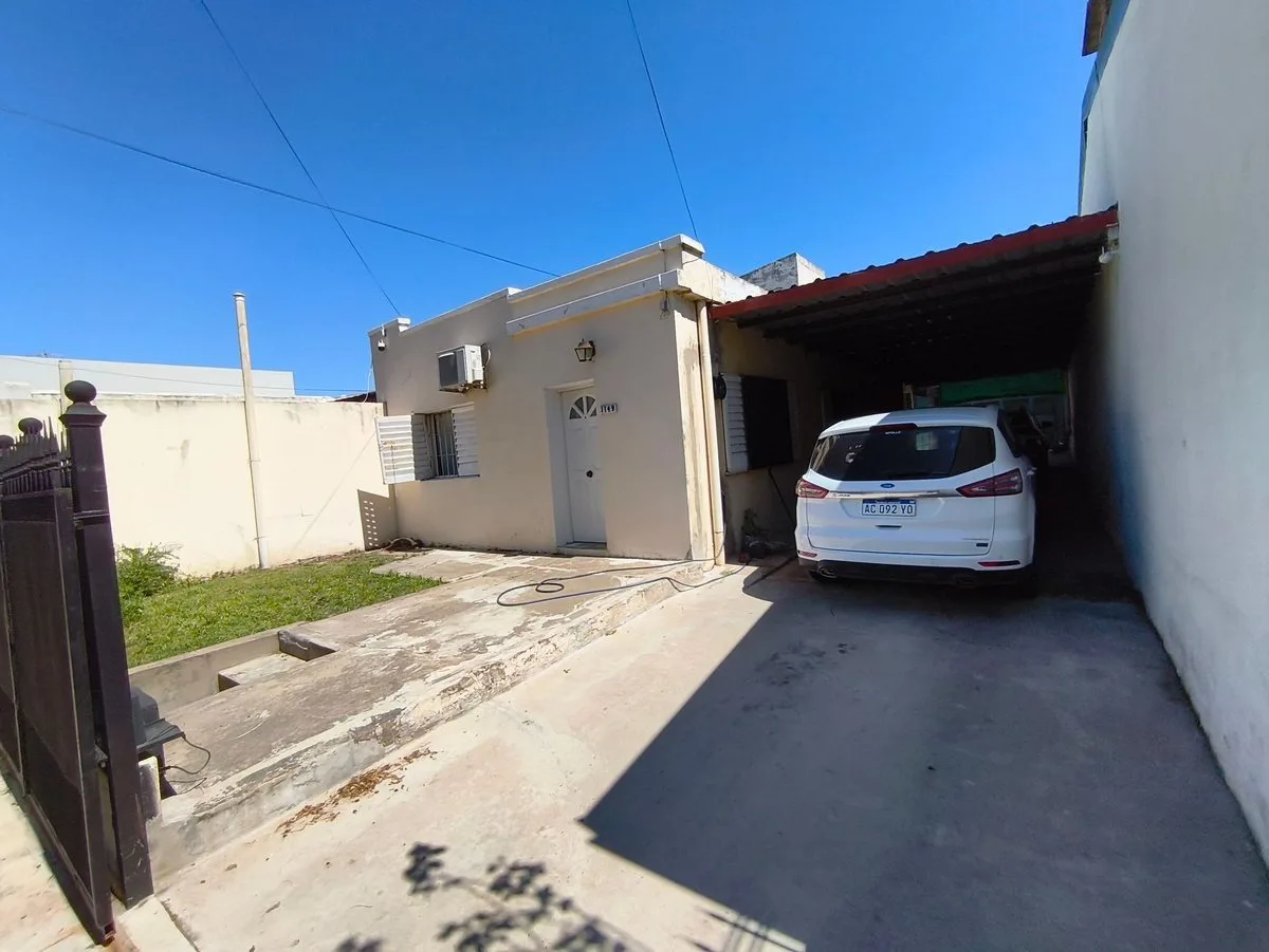 Casa 4 dormitorios, quincho y garage para 4 autos foto 2