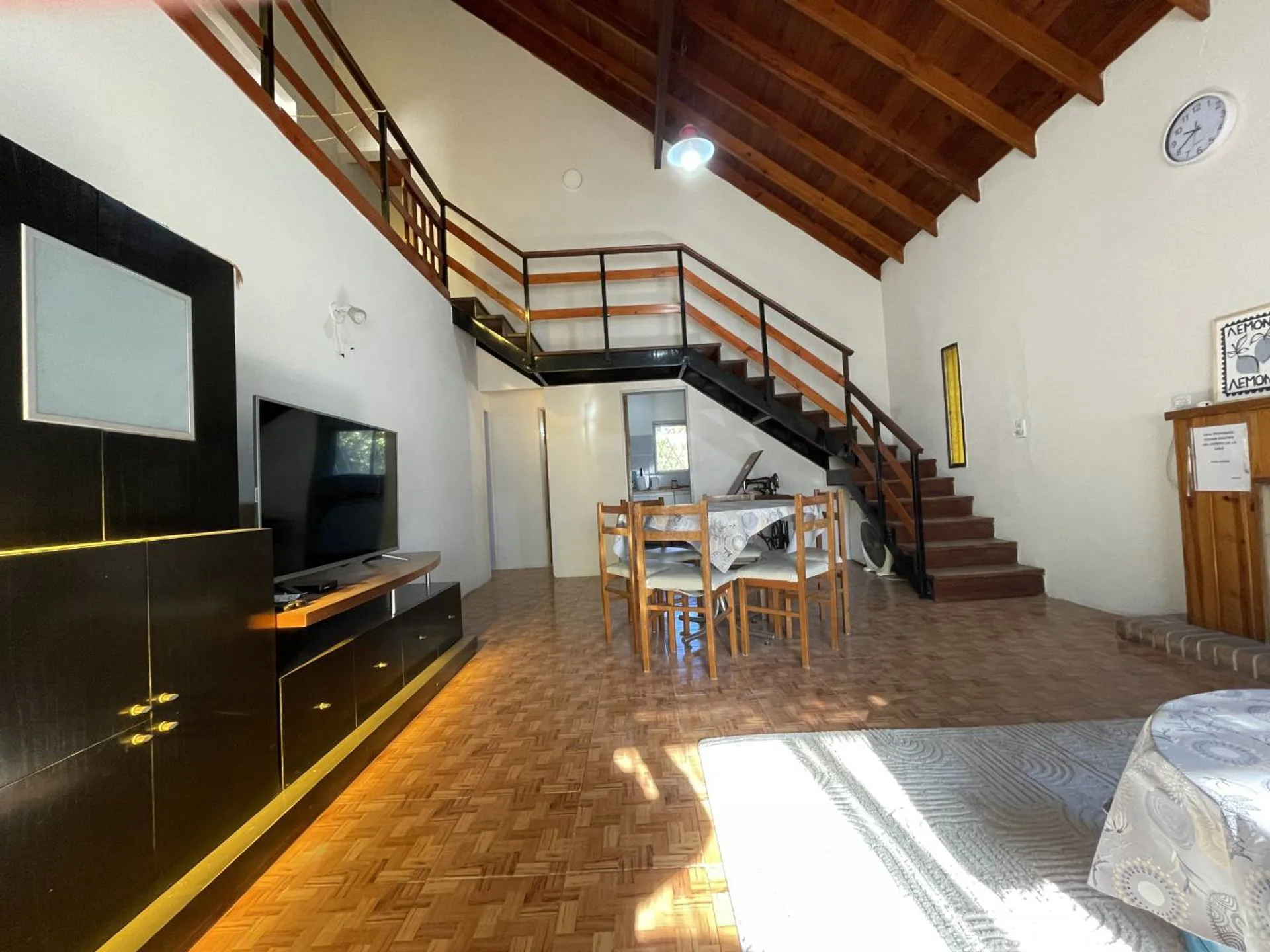 Venta Casa 4 Ambientes con Piscina y Cochera foto 3