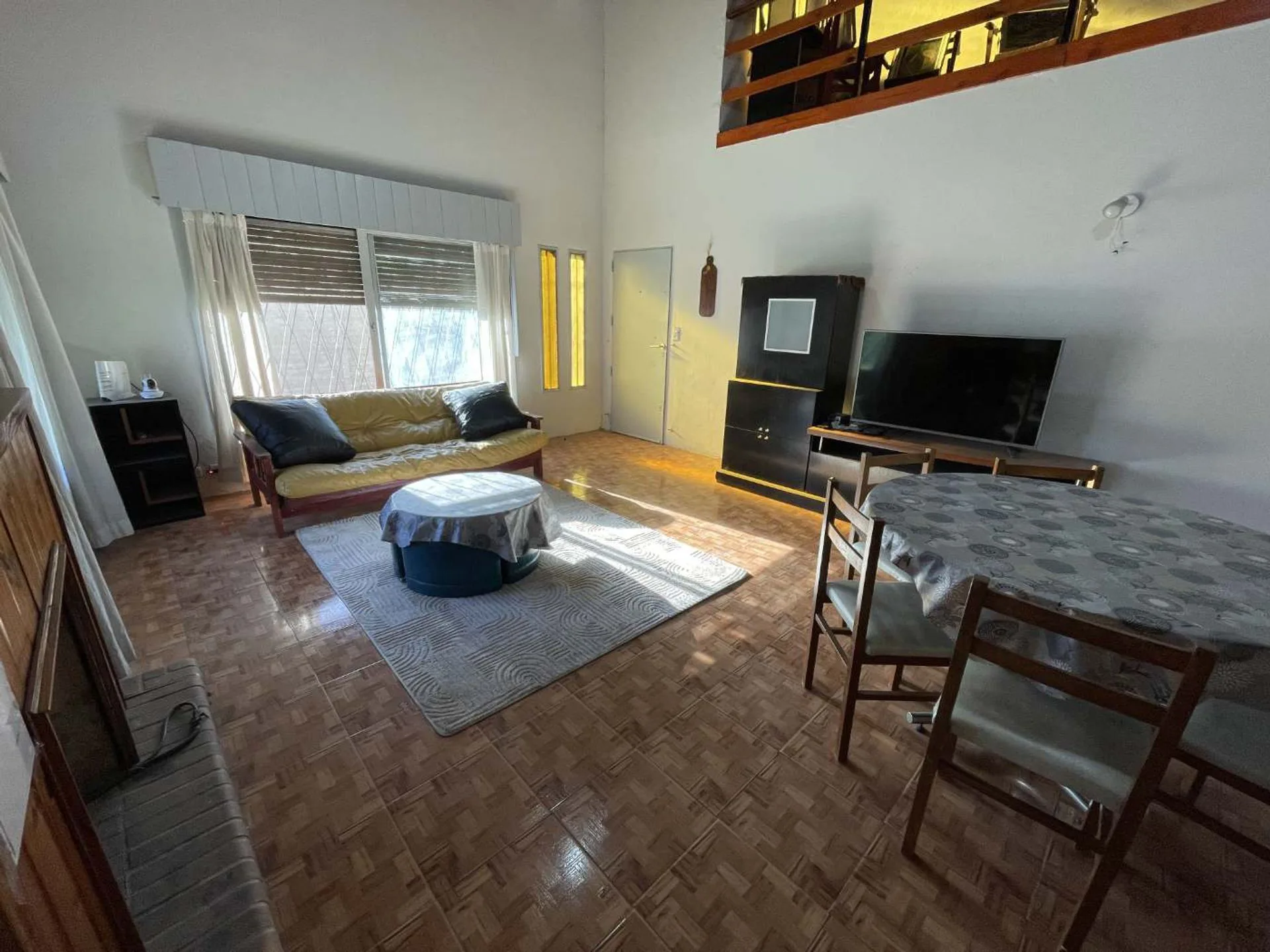 Venta Casa 4 Ambientes con Piscina y Cochera foto 4