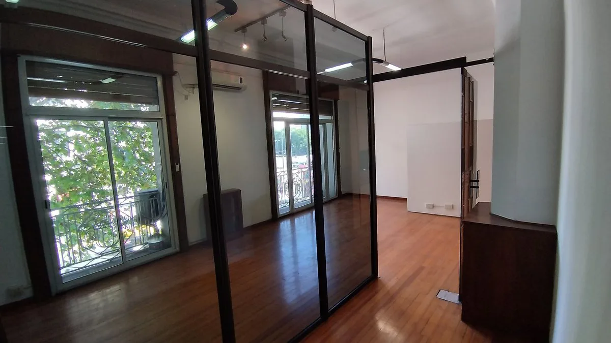 Venta Oficina Centro, Renovada c/balcon y cochera foto 2