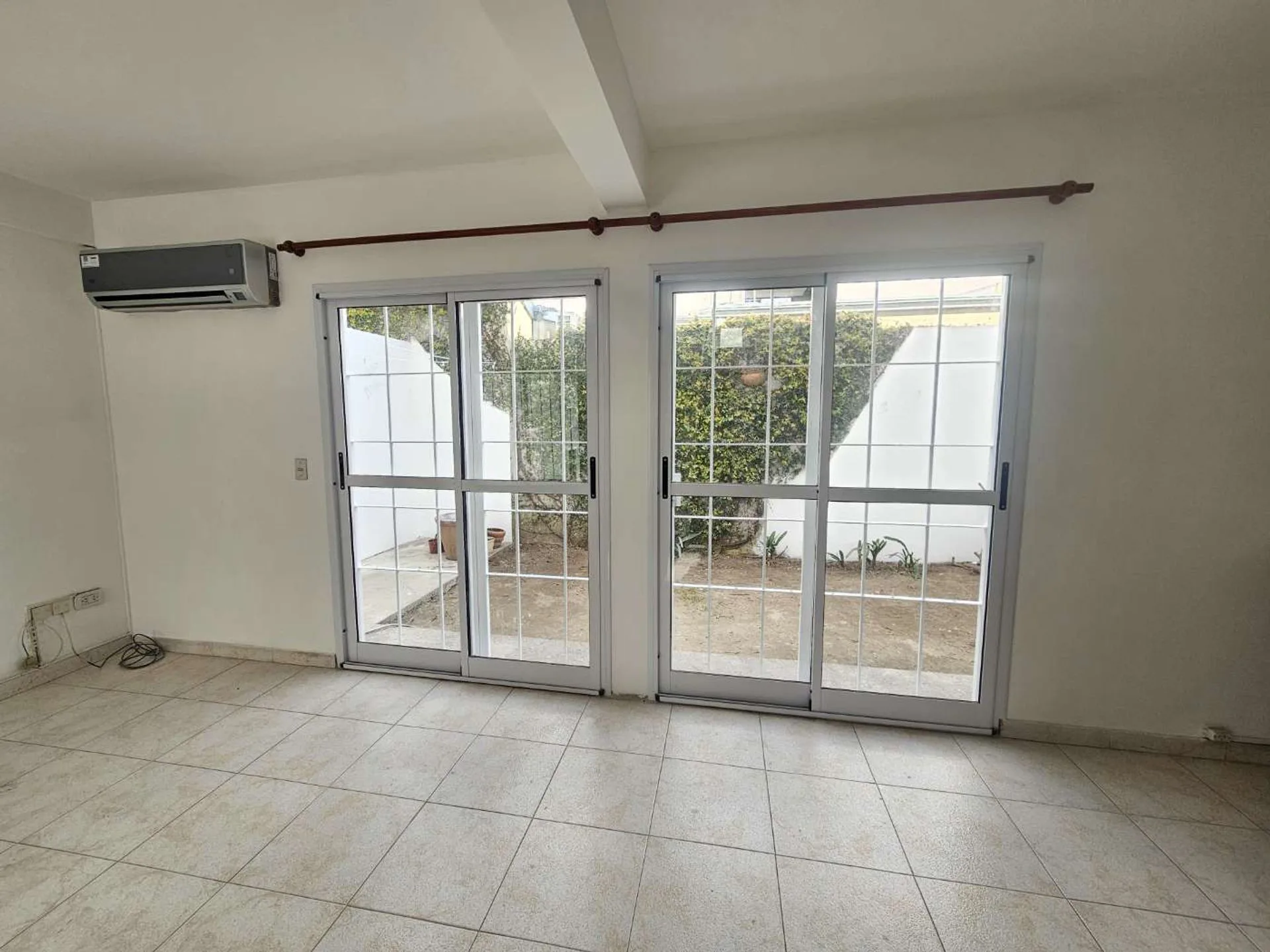 DUPLEX 3 DORMITORIOS EN ALQUILER COCHERA Y PATIO foto 3