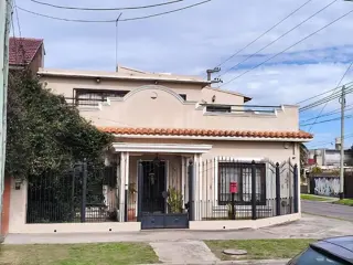 Oportunidad de Inversión en Ezpeleta Este: Casa de 4 Ambientes con Quincho y Conectividad Estratégica foto 1