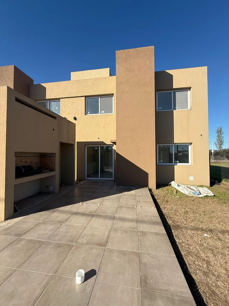 CASA EN VENTA 2 DORMITORIOS DUPLEX EN ROLDAN TS2 foto 3