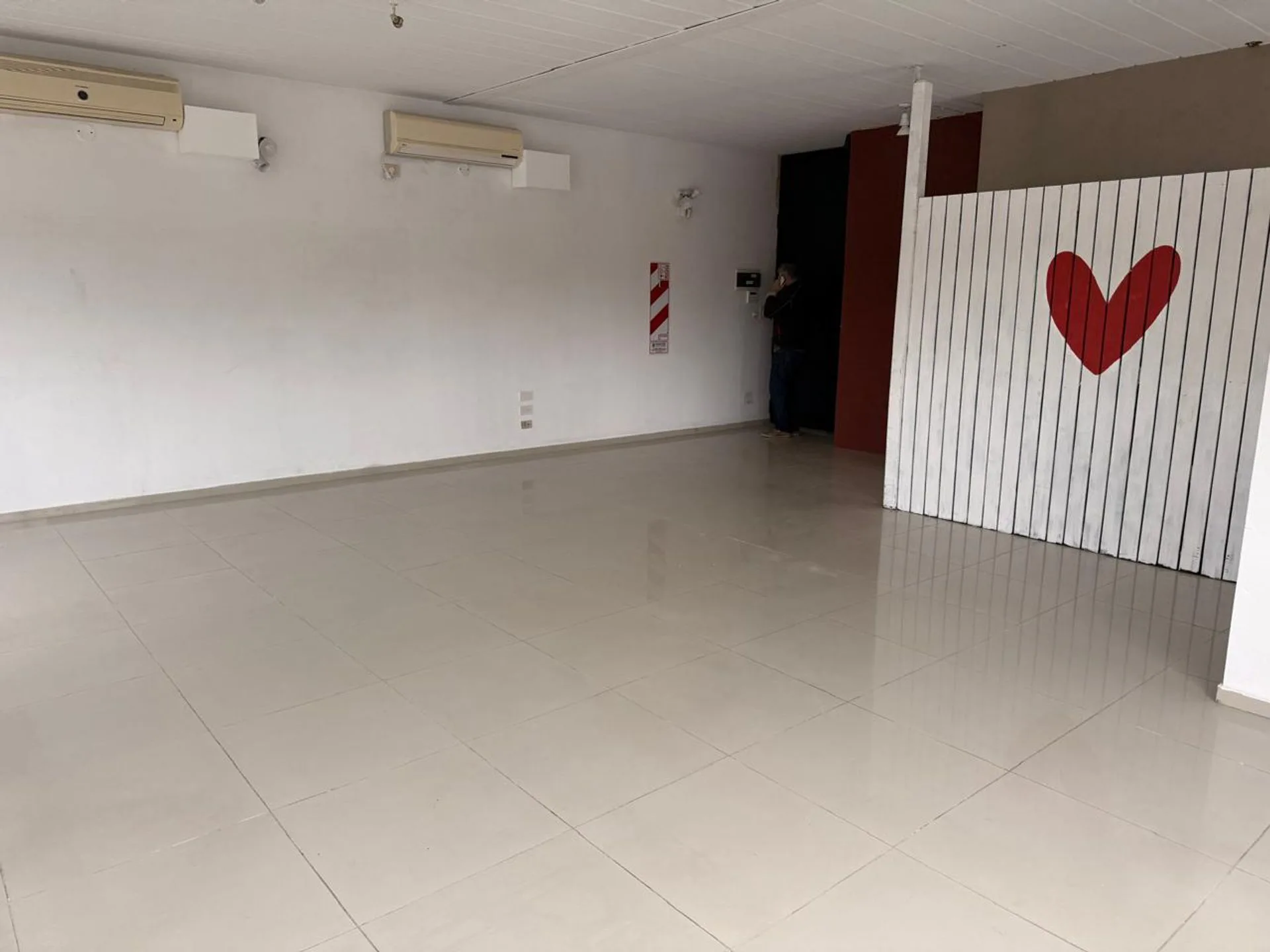 OFICINA  LOCAL EN VENTA EN EL COMPLEJO RIVERA PARK foto 3