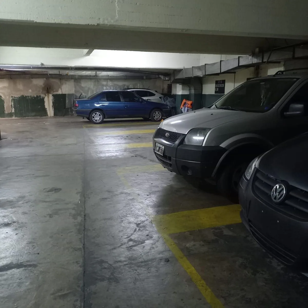se vende cochera en edificio foto 3