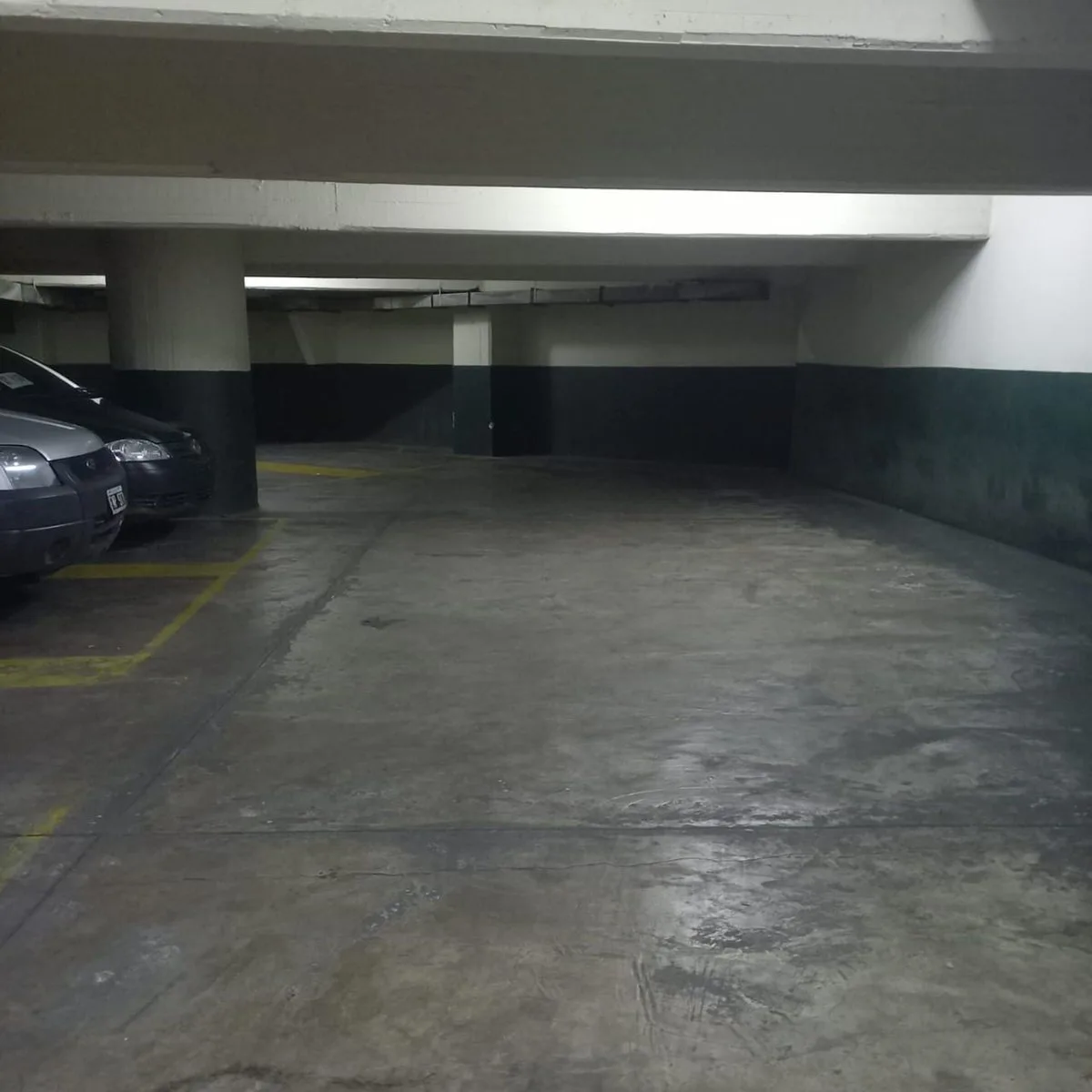 se vende cochera en edificio foto 4