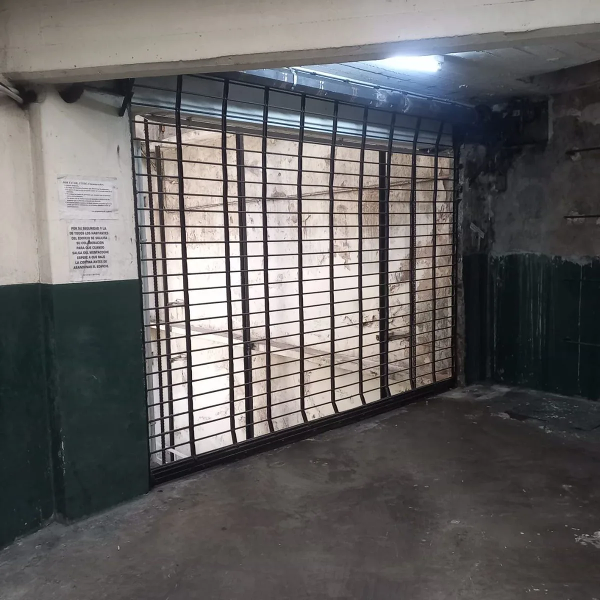 se vende cochera en edificio foto 5