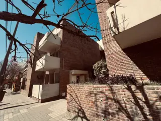 Departamento en Venta - 3 dormitorios -Alberdi - Exteno con Balcon foto 1