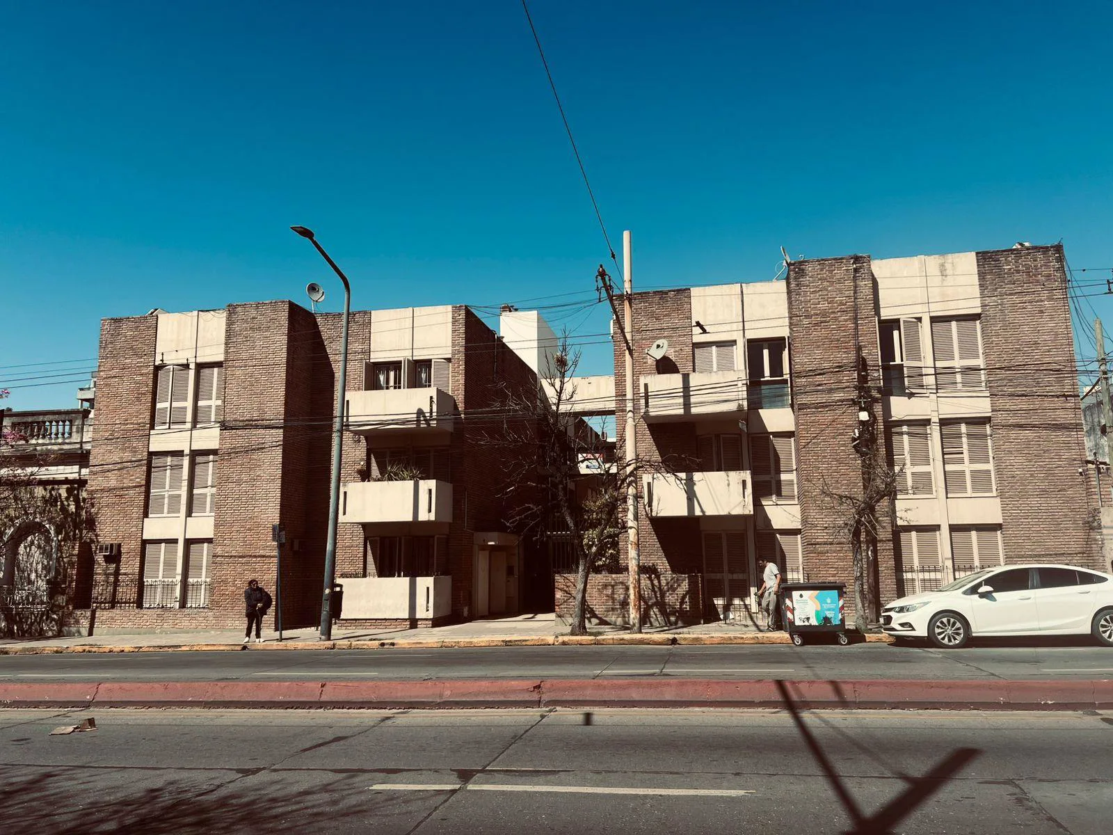 Departamento en Venta - 3 dormitorios -Alberdi - Exteno con Balcon foto 2