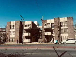 Departamento en Venta - 3 dormitorios -Alberdi - Exteno con Balcon foto 2