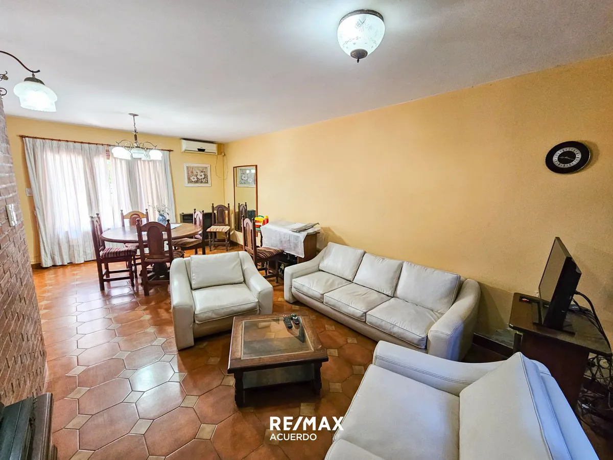 Venta de Casa de 3 dormitorios en el centro de SN foto 3