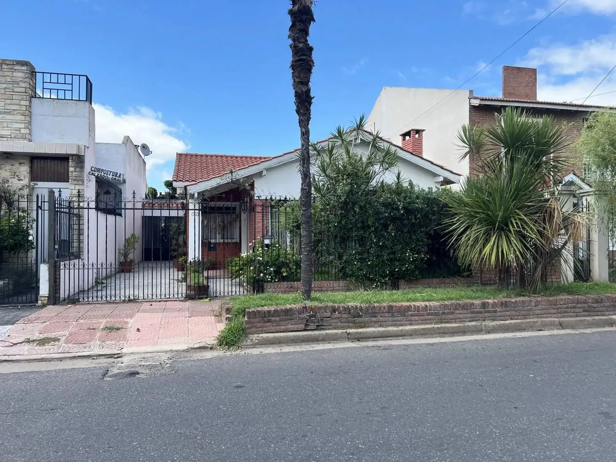 VENTA CASA 3 AMBIENTES RAMOS MEJIA BARRIO PILETA foto 2