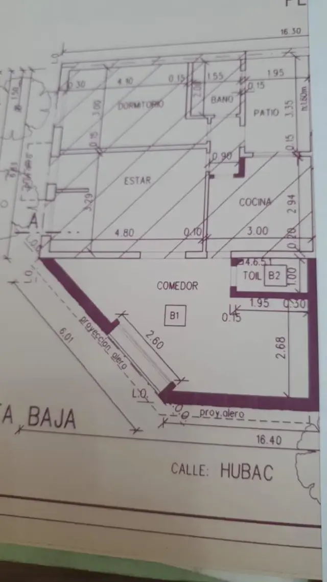 Excelente propiedad de 3 amb. Con patio en impecable estado. Actualmente se usa como oficina.