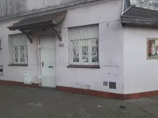 Excelente propiedad de 3 amb. Con patio en impecable estado. Actualmente se usa como oficina. foto 2