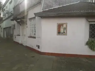 Excelente propiedad de 3 amb. Con patio en impecable estado. Actualmente se usa como oficina. foto 3