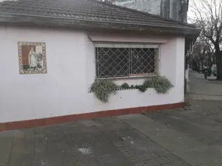 Excelente propiedad de 3 amb. Con patio en impecable estado. Actualmente se usa como oficina. foto 4