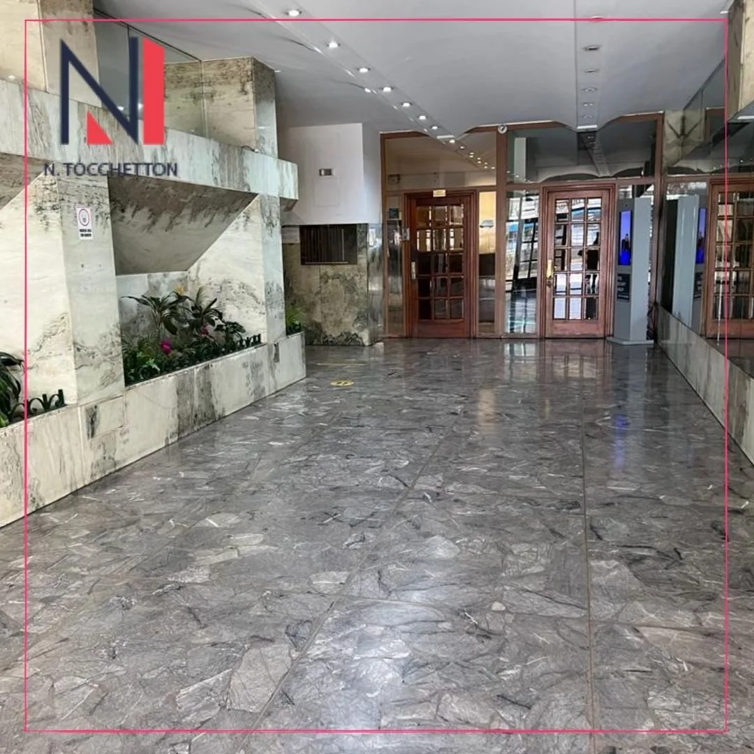 Venta amplio depto 2 amb sobre Av Rivadavia foto 3