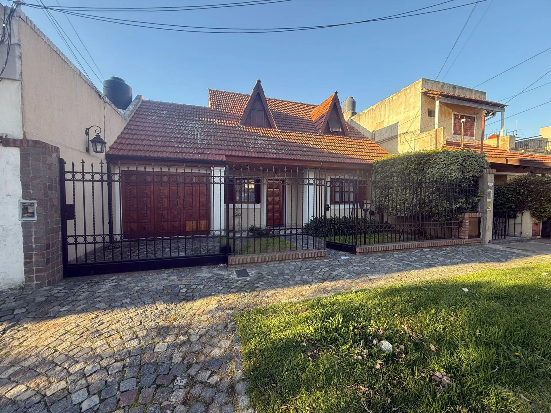 CASA EN VENTA 5 AMBIENTES VILLA LUZURIAGA foto 2