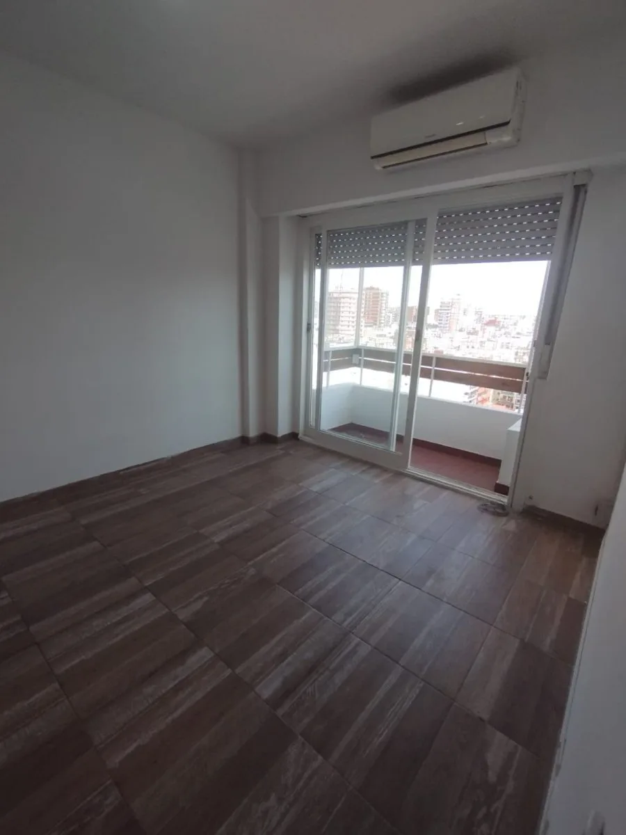 Belgrano 2 ambientes balcón piso 15 y cochera foto 2