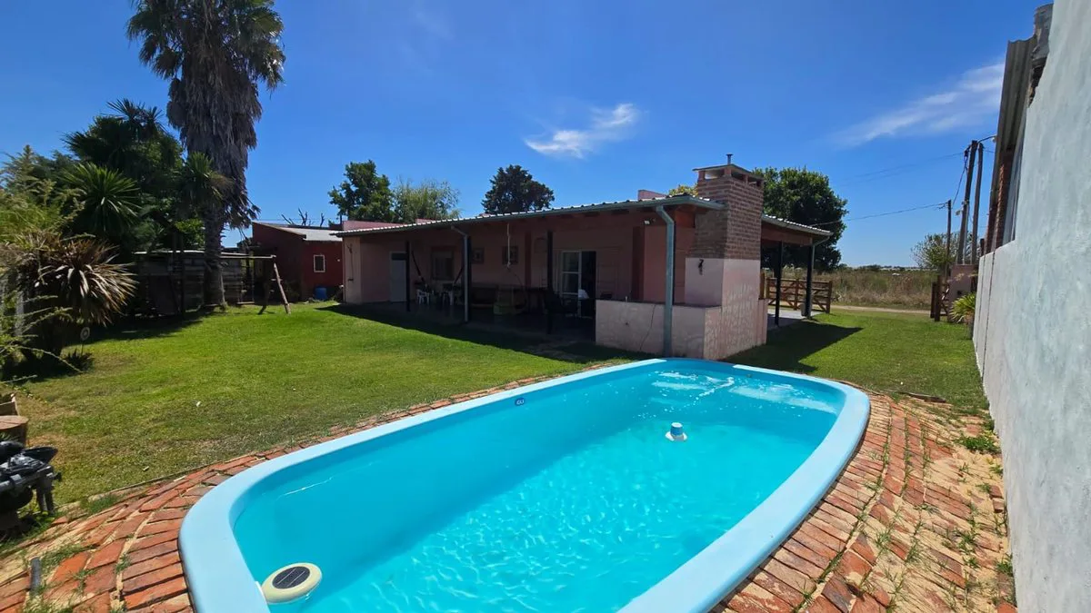 VENTA CASA QUINTA C/PILETA APTO CREDITO LAG LOBOS foto 2