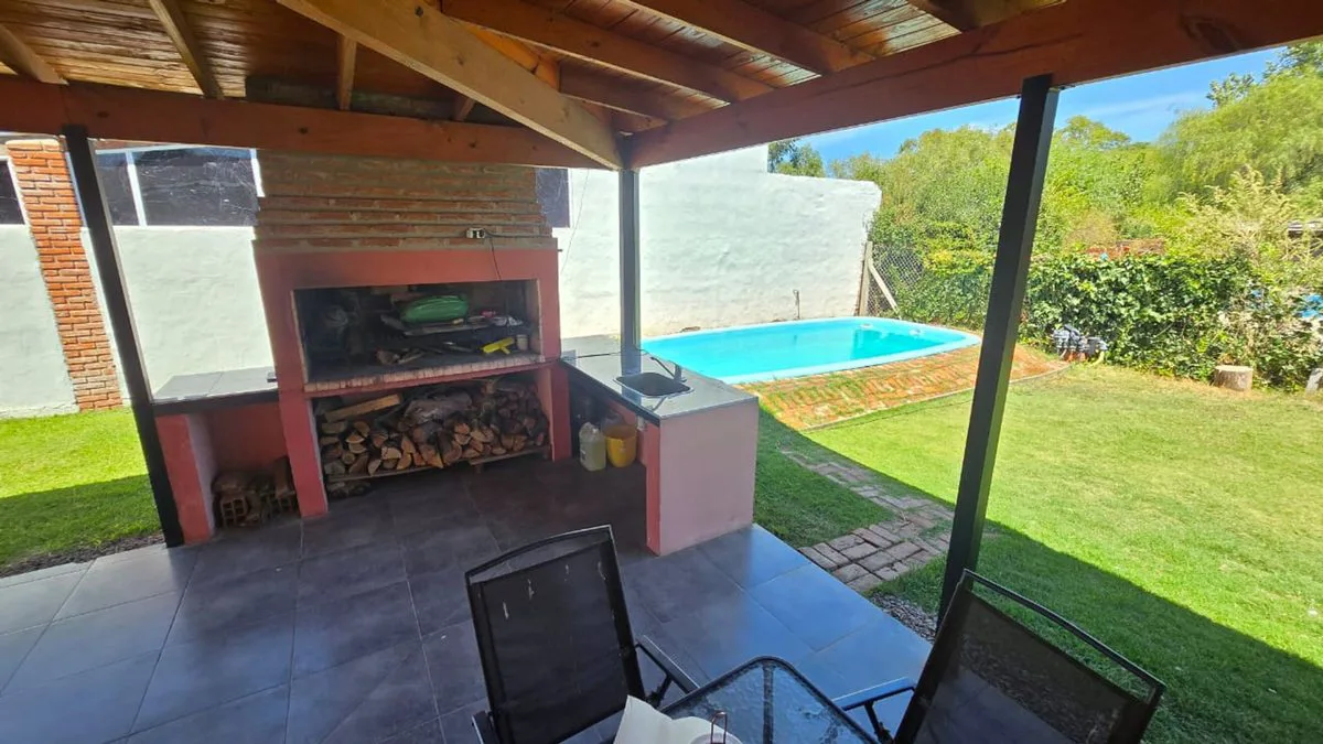 VENTA CASA QUINTA C/PILETA APTO CREDITO LAG LOBOS foto 3