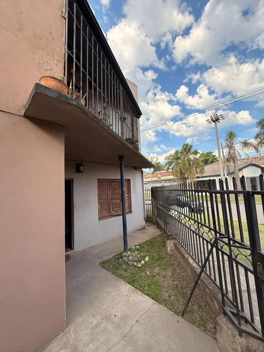 EN VENTA CASA DE 4 DORMITORIOS + COCHERAS foto 2